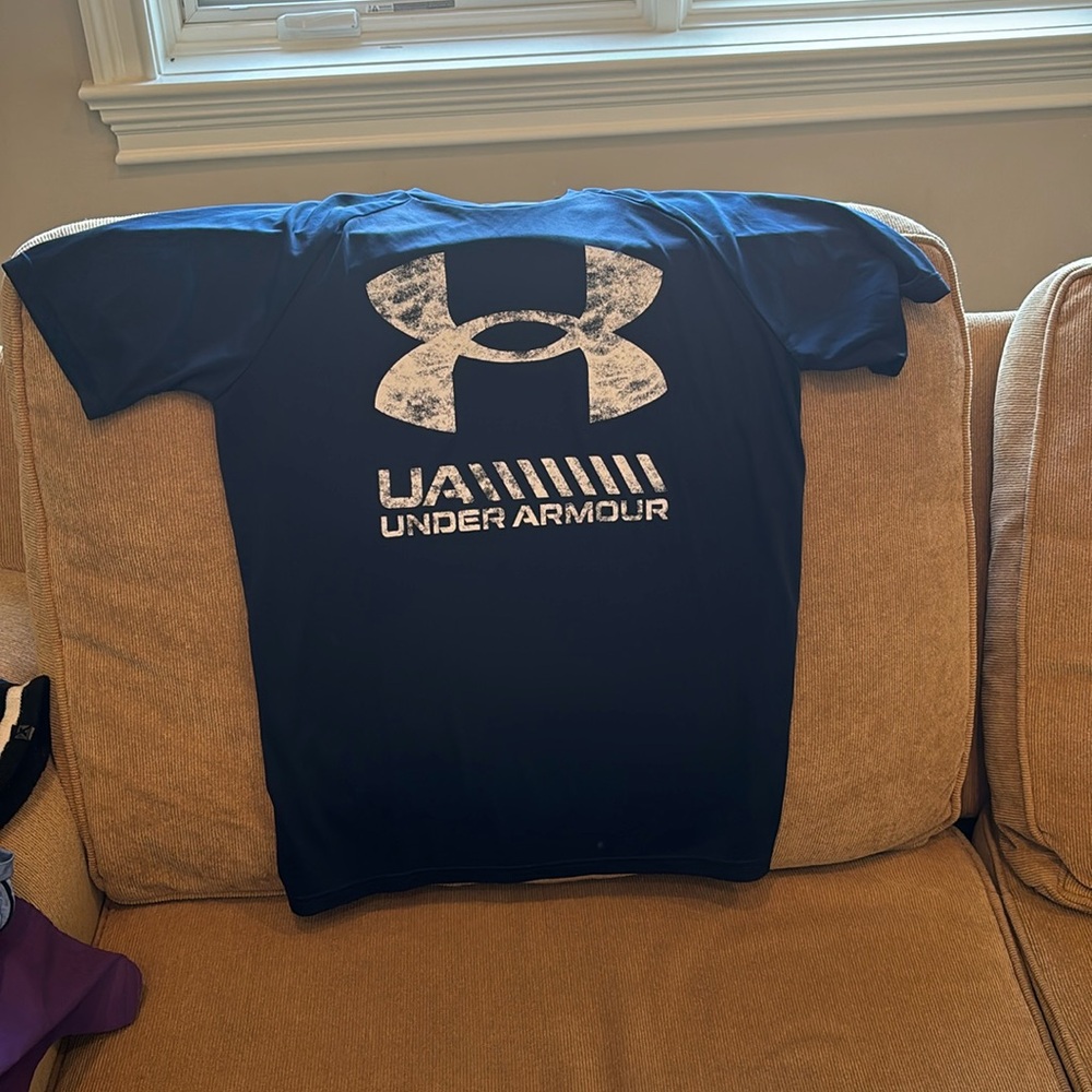 hi, i am selling a size medium under armor tshirt.